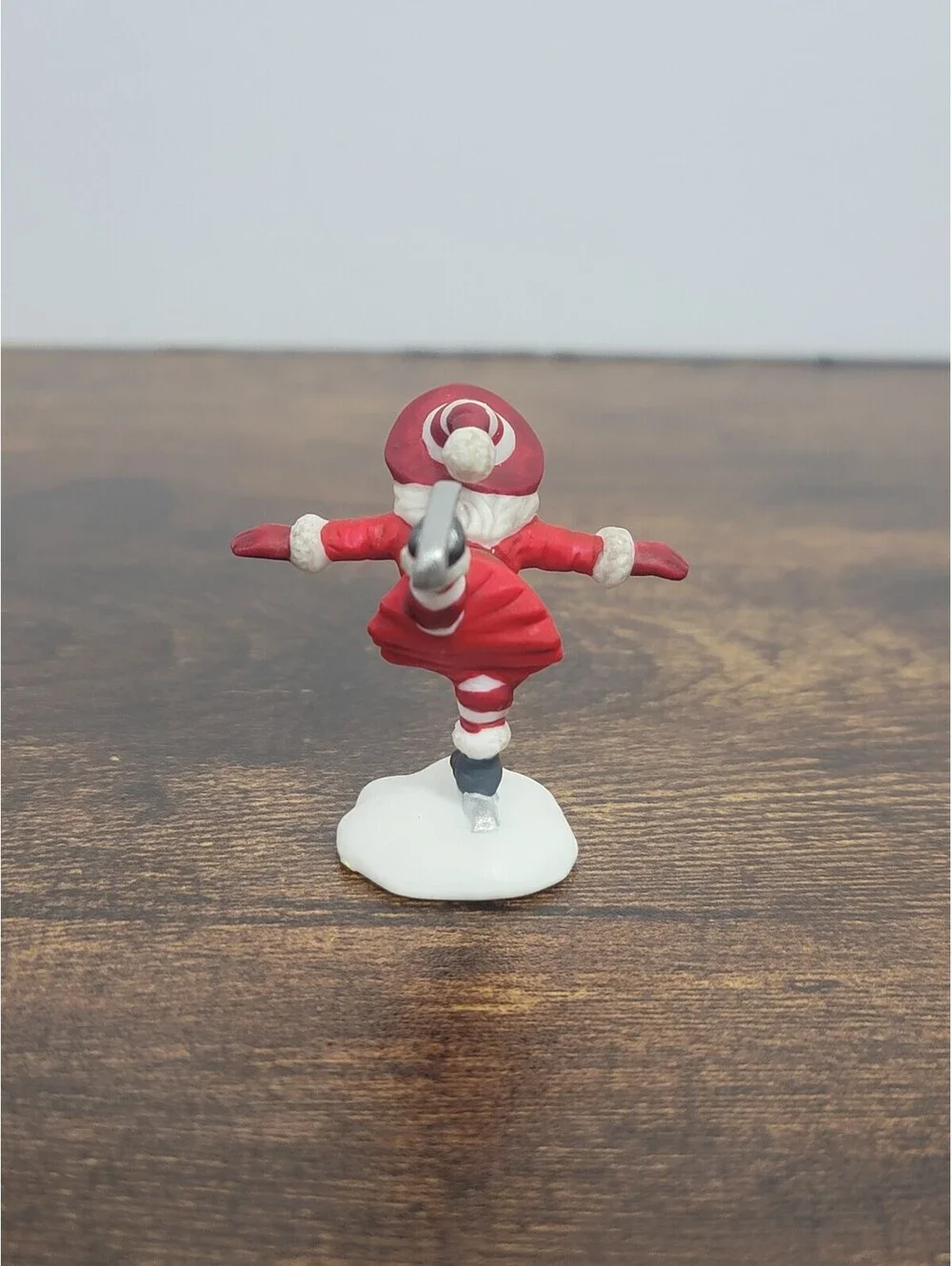Department 56 Ice Skating Elf Figurine Christmas Decoration